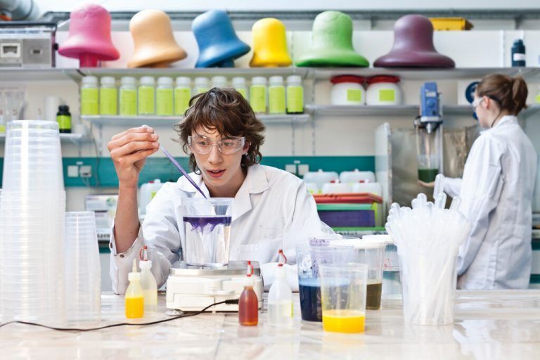 Unter anderem bildet Getzner Werkstoffe auch Chemietechniker aus. Getzner