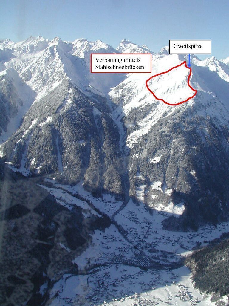 Unterhalb der Gweilspitze wird eine Lawinenverbauung errichtet.