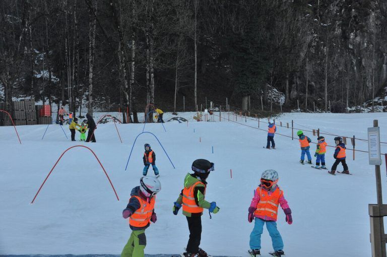 Viel Spaß im Schnee: Die Kindergartenkinder verbrachten einen vergnüglichen Skitag im Kinderland Lehmlöcher.<span class="copyright">hab</span>