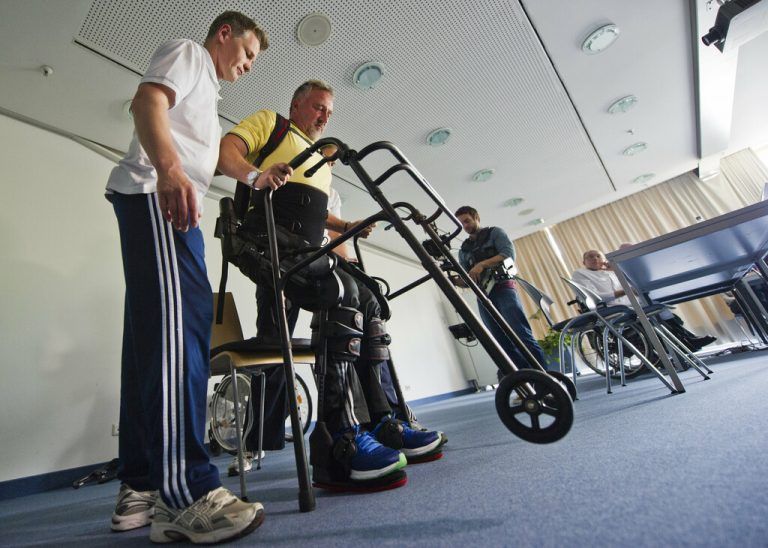 Vor Jahren erregte dieser anziehbare Gangroboter Aufsehen. Die jetzt entwickelte Therapie soll Gelähmten das Gehen nun auch selbstständig ermöglichen. dpa