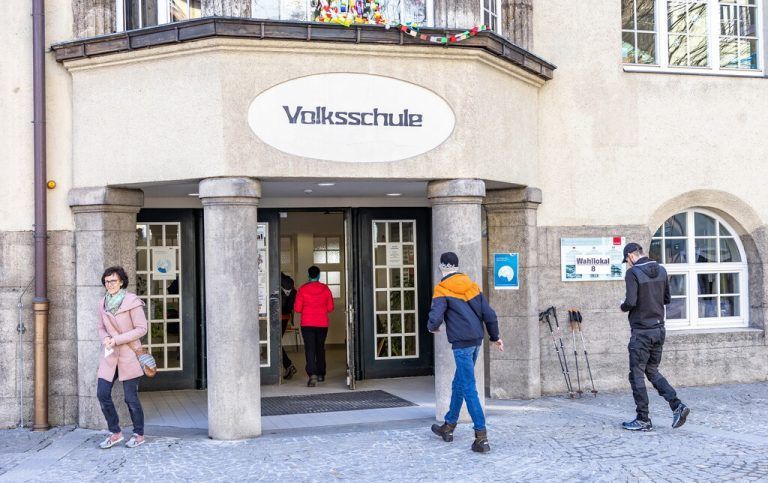 Wähler geben in Kufstein ihre Stimme ab. APA