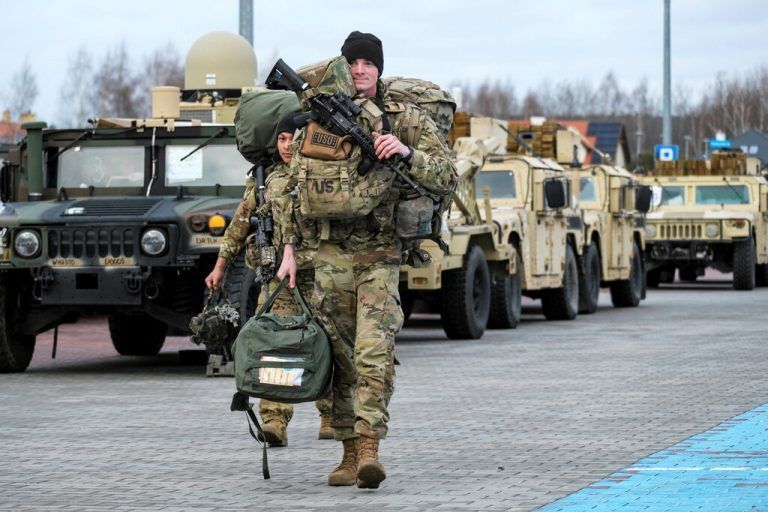 Weitere US-Soldaten landen in Polen.  Reuters