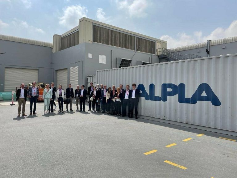 Werksführung bei Alpla in der Dubai Industrial City.