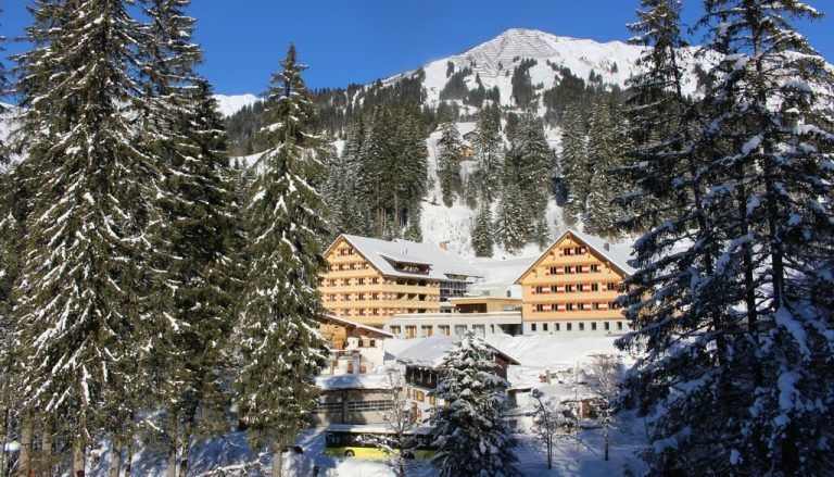 Wie im Wintermärchenwald und doch zentral: das Berghaus Schröcken. <span class="copyright">stp/2</span>