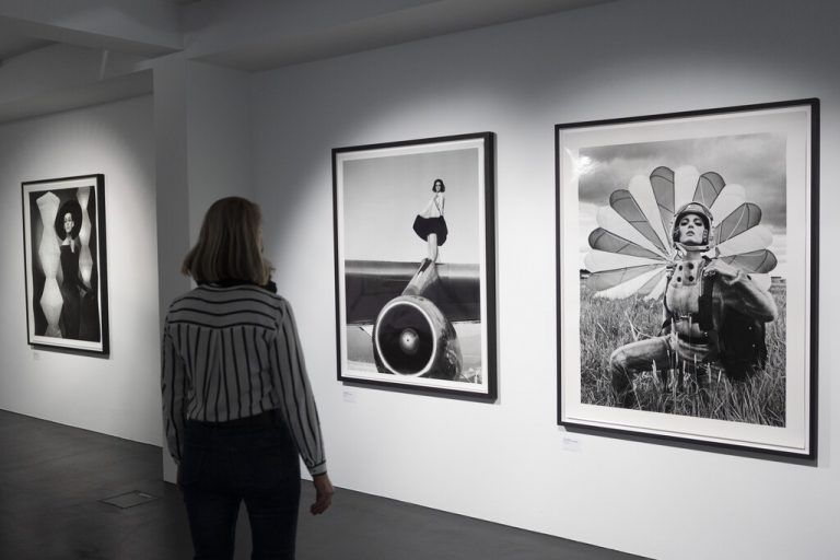 Zu sehen sind 30 Arbeiten, darunter das Foto von Model Mirella Peteni als Fallschirmspringerin im Jumpsuit aus Saga-Nerz aus dem Jahr 1964 (r.). VN/Paulitsch
