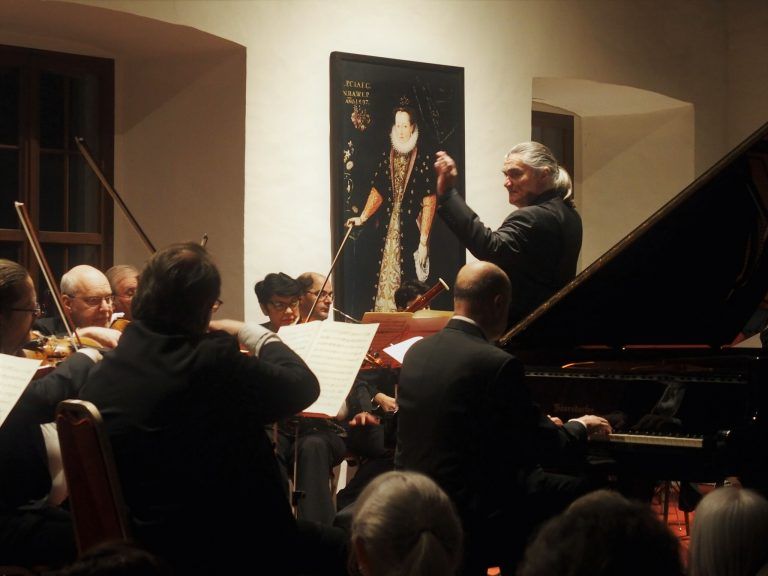 Die Begeisterung des Publikums entlud sich über das Arpeggione-Orchester und seinen Chef Robert Bokor. ju