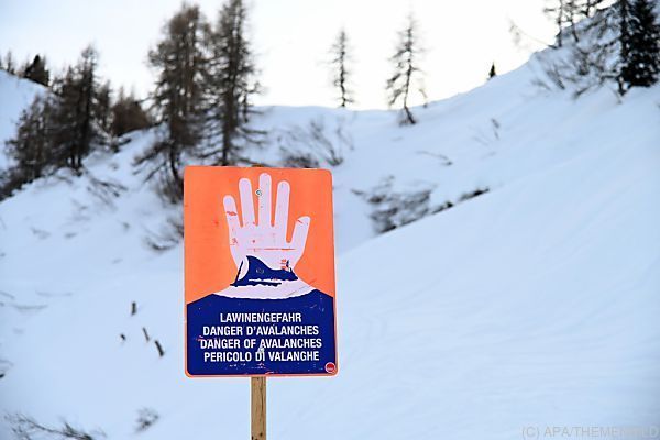 Suchaktion nach Lawinenabgang in Tiroler Skigebiet