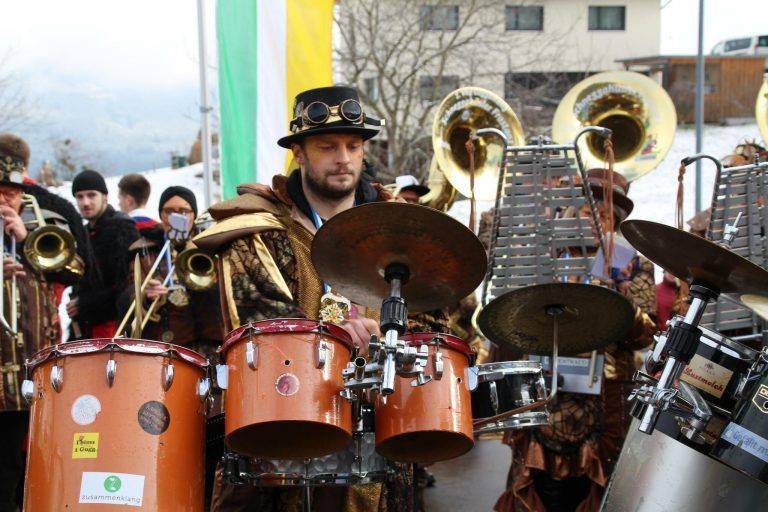 Erst nachdem ein paar Zugaben gespielt wurden durfte die Guggamusig weiterziehen. <span class="copyright">HE</span>