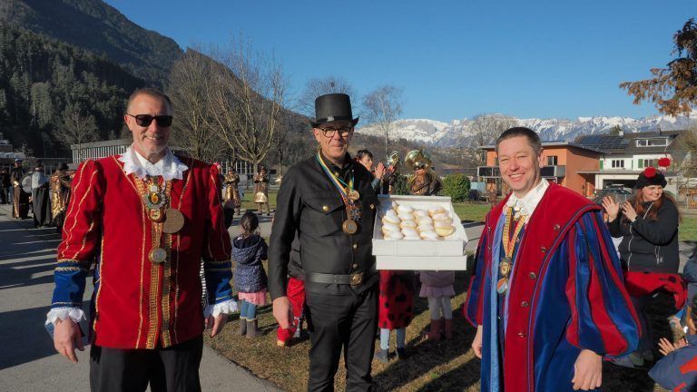 Markus Pedot, Bürgermeister Walter Gohm und Thomas Schwarz verteilten Faschingskrapfen. <span class="copyright">HE</span>