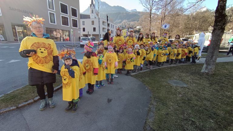 Der Kindergarten Hofen veranstaltete einen Mini-Faschingsumzug. <span class="copyright">HE</span>