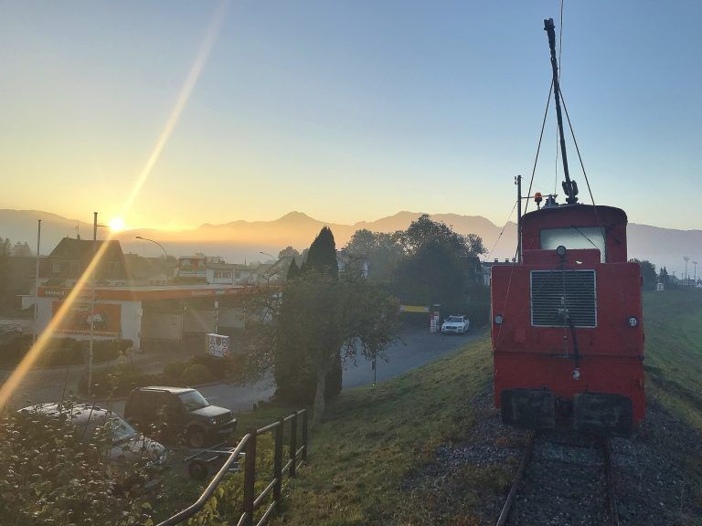 Die Lokomotive Urs auf dem Rheindamm beim alten Zoll Oberfahr in Lustenau. Die Tage der Strecke sind gezählt, 2022 wird sie aber das Rückgrat für Tausende transportierter Personen in den Zügen des Rheinbähnle sein. 