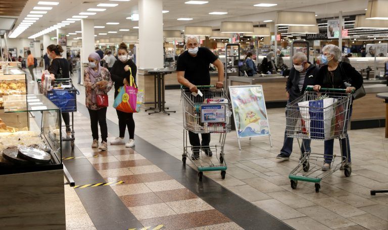 Die Preiserhöhungen treffen - wenn auch zeitverzögert - auch den Lebensmittelhandel. Der Warenkorb wird im Laufe des Jahres deutlich teurer. Reuters