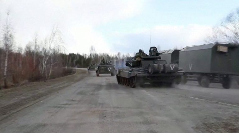 Ein Video des russischen Verteidigungsministeriums zeigt auf Kiew vorrückende Truppen. <span class="copyright"> Russian Defence Ministry/Handout via REUTERS</span>
