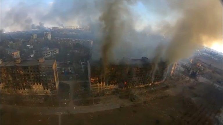 Drohnenbild der rechtsextremen ukrainischen Freiwilligenmiliz Regiment Azov, die aus Mariupol stammen sollen. <span class="copyright">Via Reuters</span>