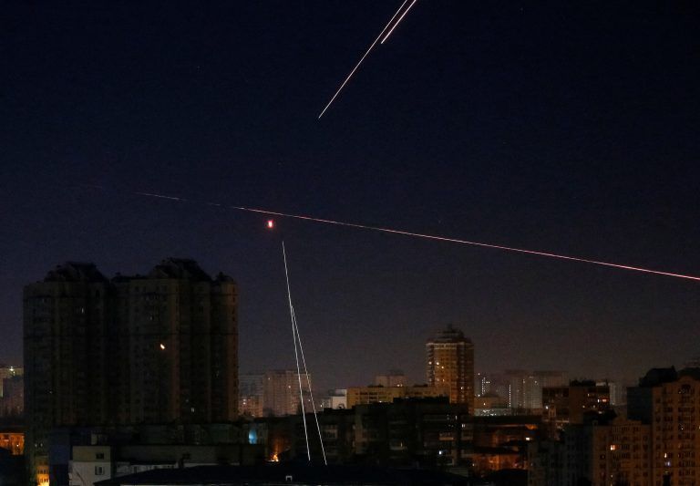 Flakfeuer auf eine Drohne über dem Nachthimmel von Kiew. <span class="copyright">REUTERS/Gleb Garanich</span>