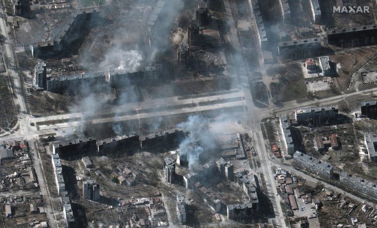 Das Satellitenbild zeigt brennende Häuser in Mariupol.<span class="copyright"> 2022 Maxar Technologies/Handout via REUTERS</span>