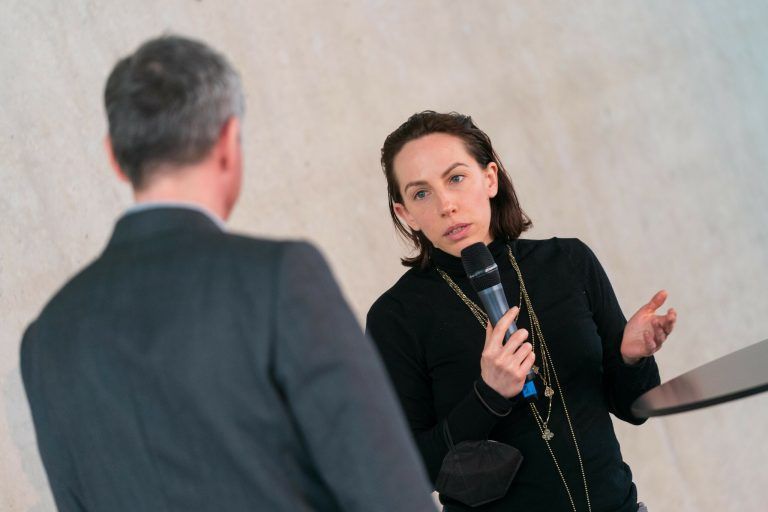 Dora Budor im Gespräch mit Kunsthausdirektor Thomas Trummer. <span class="copyright">Stiplovsek</span>