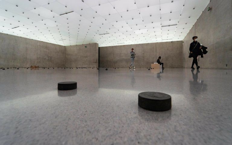 Arbeit "Pucks" aus Kaffeesatz auf der spiegelglatten Fläche im zweiten Obergeschoss. <span class="copyright">Stiplovsek</span>