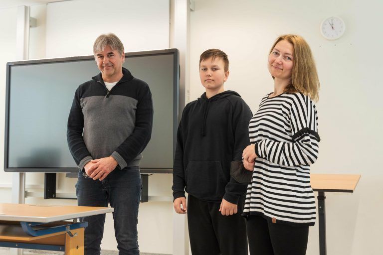 Roman mit Direktor Dietmar Bickel und seiner Mama Victoria. Der 13-Jährige ist außerordentlicher Schüler der 3c. <span class="copyright">VN/Stiplovsek</span>