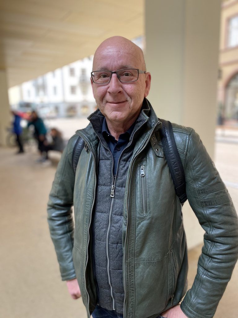 <p class="infozeile">Ich bin grundsätzlich dafür, dass die Fußgängerzone vergrößert wird. Andere Städte schaffen es auch und kommen mit verkehrsberuhigten Bereichen und Fußgängerzonen auch zurecht. <span class="namen"><strong>Manfred Fink</strong>,</span> 58, Bregenz</p>