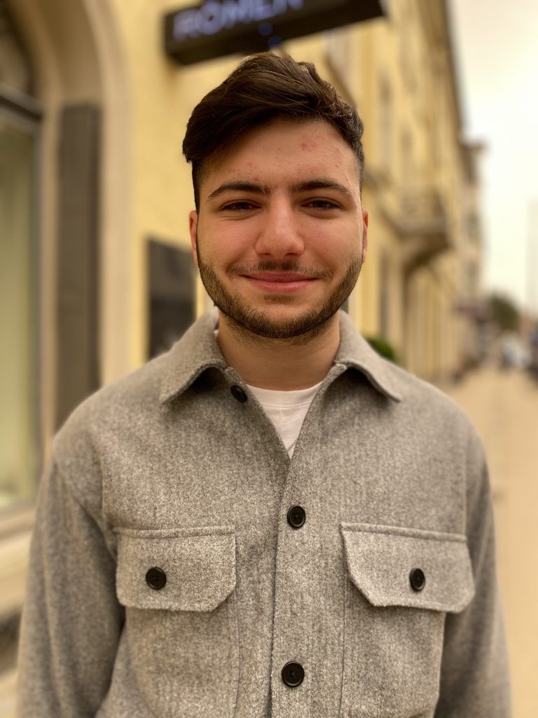 <p class="infozeile">Ich gehe aufs Gymnasium, der Verkehr in der Kirchstraße ist überschaubar. Es würde sich also nicht viel ändern. Aber vielleicht bringt die Fußgängerzone etwas Ruhe hinein, ich fände es gut.<strong> <span class="namen">Umut Gür,</span></strong> 18, Andelsbuch</p>