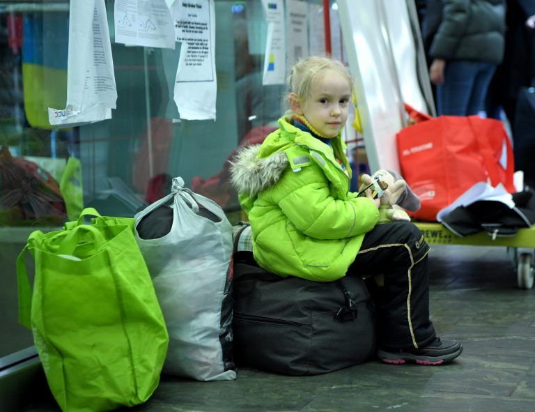 Sofia (5) aus Mariupol wartet am Wiener Hauptbahnhof auf die Weiterreise nach Berlin. <span class="copyright">APA/schlager</span>
