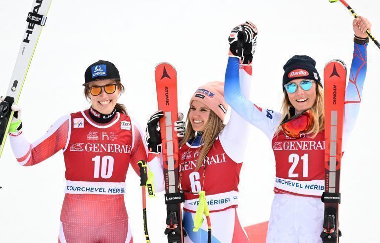 v.l.n.r. Die beiden Zweitplatzierten Christine Scheyer (AUT/2.), Joana Hählen (SUI/2.) und Gewinnerin Mikaela Shiffrin (USA/1.) <span class="copyright">APA/BARBARA GINDL</span>
