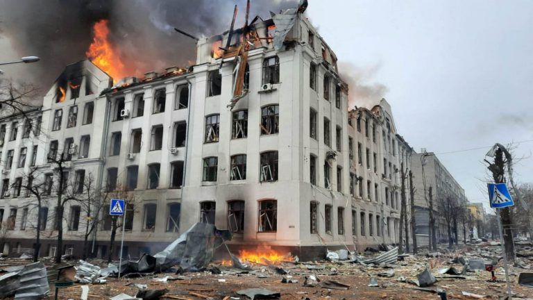 Zerstörung in Charkiw: Die Verwandten von Valeria Rosenberger befinden sich nur noch in den Kellern, weil viele Häuser zerschossen wurden. <span class="copyright">REUTERS/VYACHESLAV MADIYEVSKYY</span>