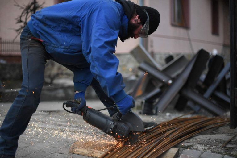 Ein Freiwilliger bei Lemberg baut Panzersperren. <span class="copyright">AFP/LEAL</span>