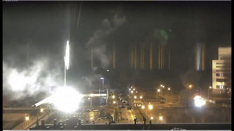 Fotos von dem Beschuss des Atomkraftwerks Saporischschja im Osten der Ukraine Donnerstagnacht. <span class="copyright">AFP</span>