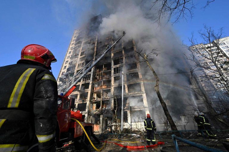 In Kiew leiden immer wieder Wohnhäuser und deren Bewohner unter dem Beschuss, wie hier am Dienstagmorgen. <span class="copyright">Sergei SUPINSKY / AFP</span>