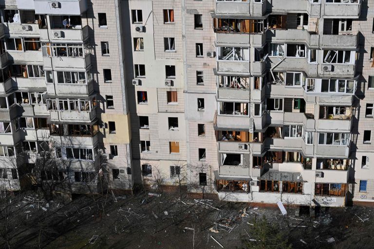 Ein Wohnblock in Kiew wurde am Donnerstag getroffen. <span class="copyright">Genya SAVILOV / AFP</span>