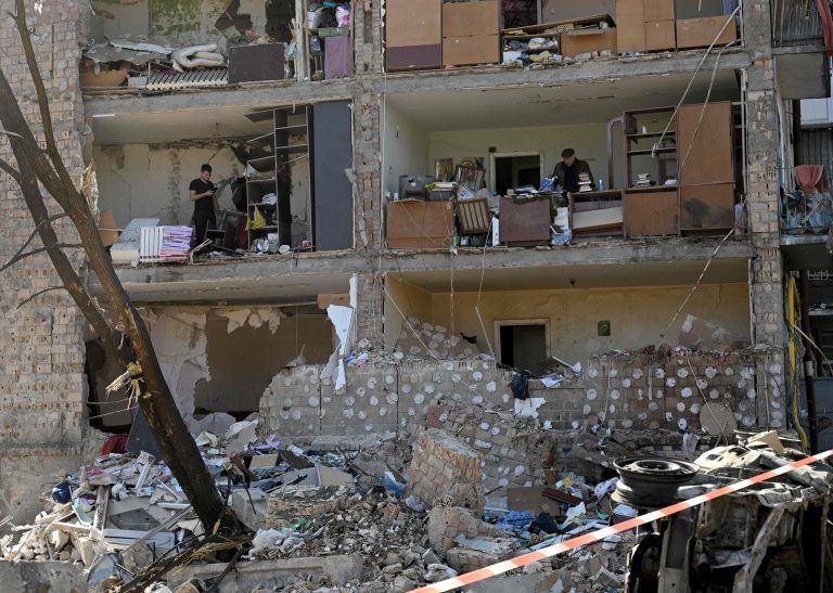 Bewohner durchsuchen ihre Wohnungen nach Brauchbarem und Notwendigen, nachdem die Hausfassade nach Artillerieschäden nachgab. <span class="copyright">Sergei SUPINSKY / AFP</span>