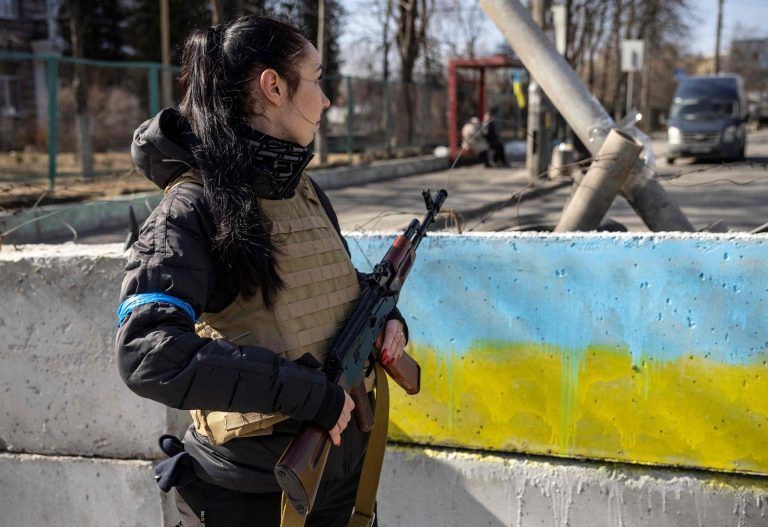 Freiwillige an einer Barrikade in Kiew. <span class="copyright">FADEL SENNA / AFP </span>