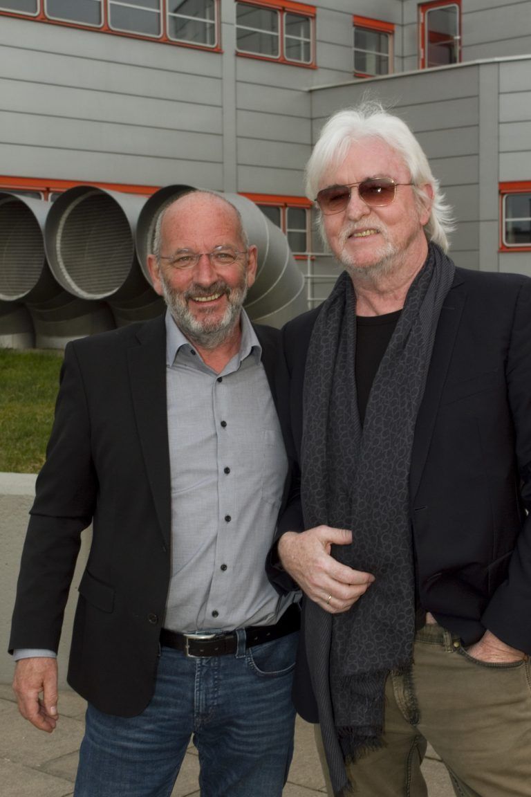 Autor Robert Schneider (l.) und Musiker Reinhold Bilgeri bestens gestimmt.