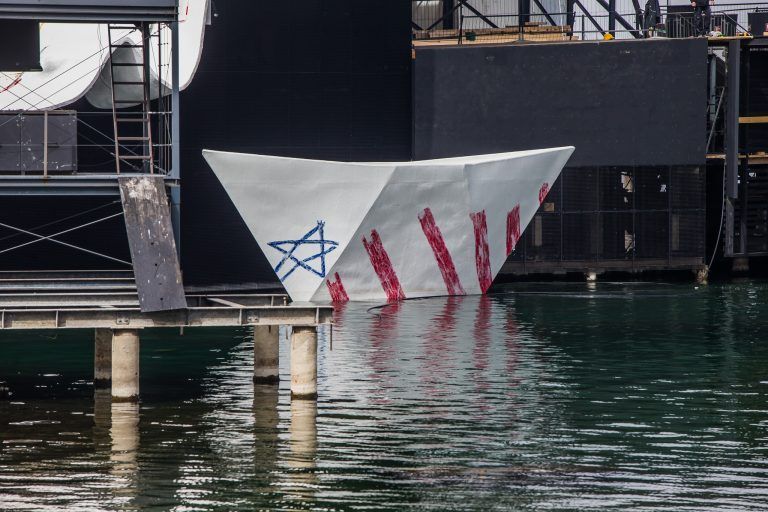 Als bewegliches Element fährt neben dem riesigen Blatt ein Papierschiffchen über das Wasser. <span class="copyright">VN/Steurer</span>