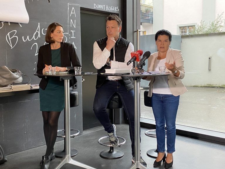<p class="caption">Veronika Marte (l.), Alexander Moosbrugger und Sandra Schoch bei der denkwürdigen Pressekonferenz im Oktober 2021. <span class="copyright">vn/rauch</span></p>