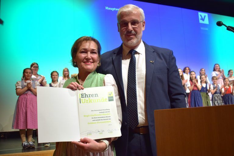Sopranistin und Chorleiterin Birgit Giselbrecht-Plankel (hier mit Obmann Axel Girardelli) wurde mit dem Goldenen Ehrenzeichen des Chorverbandes ausgezeichnet. VCV/Motter