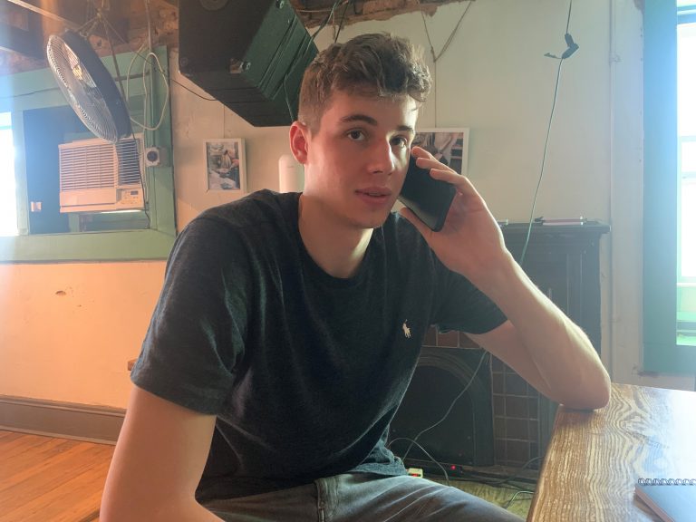 Luka Brajkovic während des Telefonats im Summit Coffee in Davidson. <span class="copyright">Weiss</span>