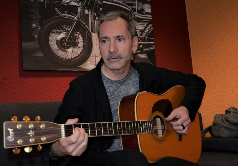 Der Singer & Songwriter Elmar Walser begleitet seine Songs mit der Gitarre. HRJ