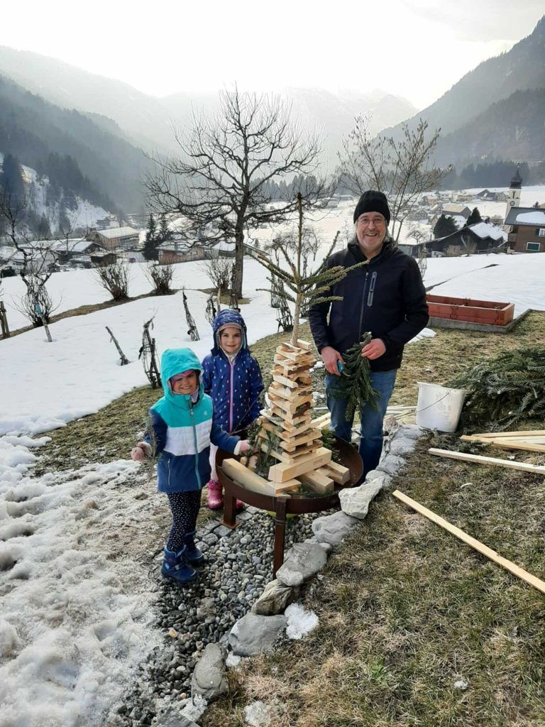 Oswald Wachter freut sich auf mehr Zeit mit seinen Enkeln, hier beim Funkenbau.