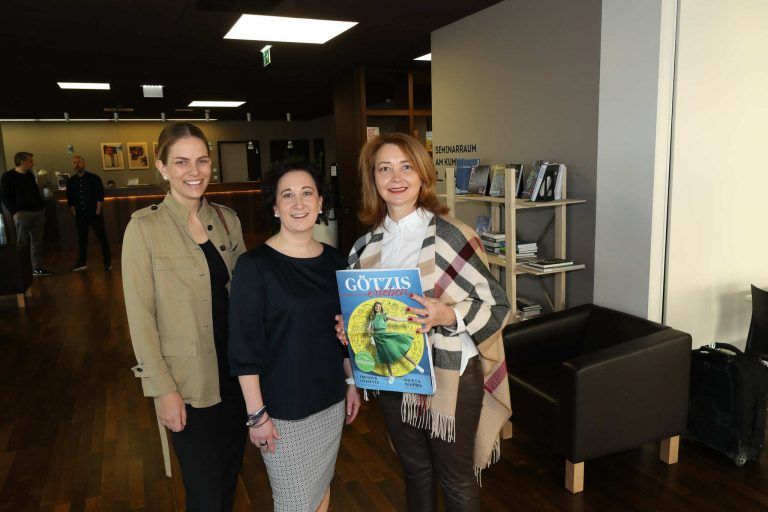 Katharina Längle, Hoteldirektorin Beate Puff, Vize-Bgm. Edith Lampert-Deuring.