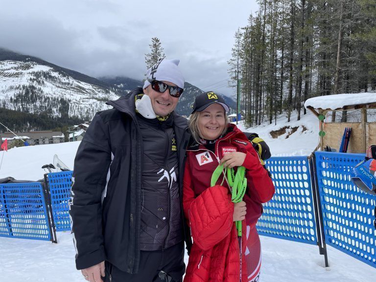 Amanda Salzgeber mit Papa Rainer, der als Unterstützung in Kanada weilt. <span class="copyright">ÖSV Schrammel</span>