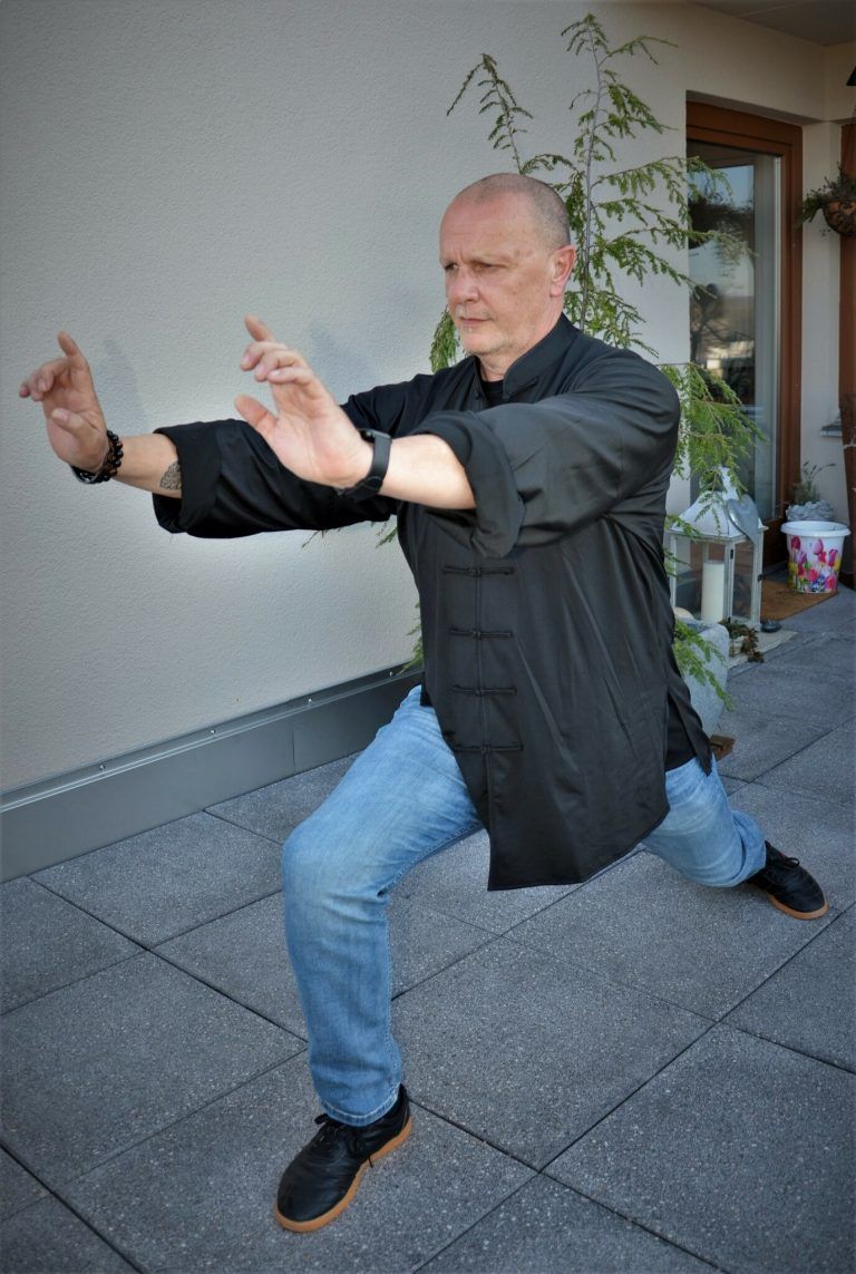 Johannes Casar übt Kung-Fu-Techniken auf seiner Terrasse.