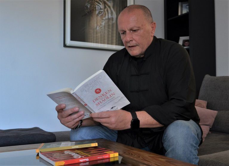 Vertieft in Lektüre zum Thema Shaolin.