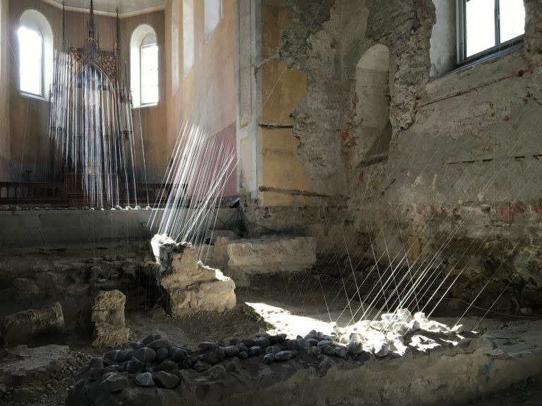 Installation „Fadenschein“ von Elke Maier in der Johanniterkirche in Feldkirch.<span class="copyright"> ursula dünser<br/></span>