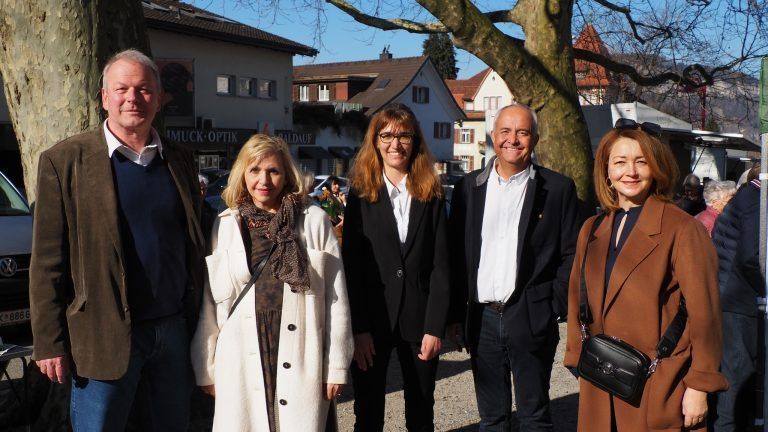 Bürgermeister Christian Loacker, Kornelia Ender und Karoline Kranzl-Heinzle mit Manfred Böhmwalder und Vizebürgermeisterin Edith Lampert-Deuring.Ceg(2)