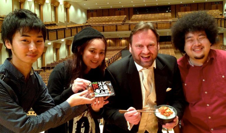 Michael Heim bei Aufnahmen für einen Werbespot für Kimchi in Tokio.