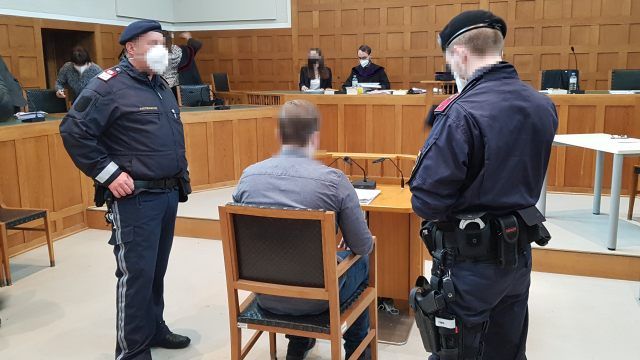 Versuchter Mord: Prozess nach Messerattacke in Hard