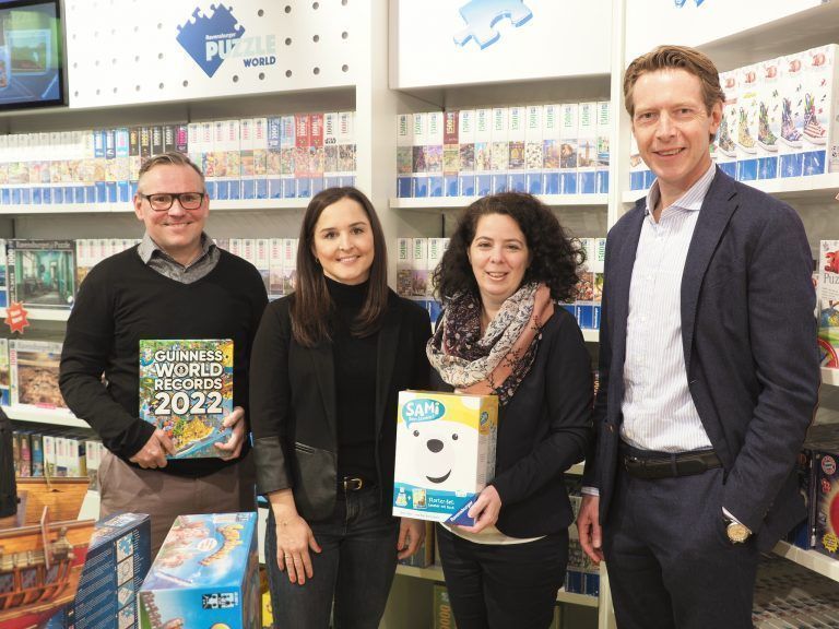 Der Urenkel des Firmengründers, Clemens Maier, (r.) mit Managing-Direktor Rainer Hartel, Eva Voit (Messepark) und Prokuristin Doris Kornitzer (Ravensburger). sie